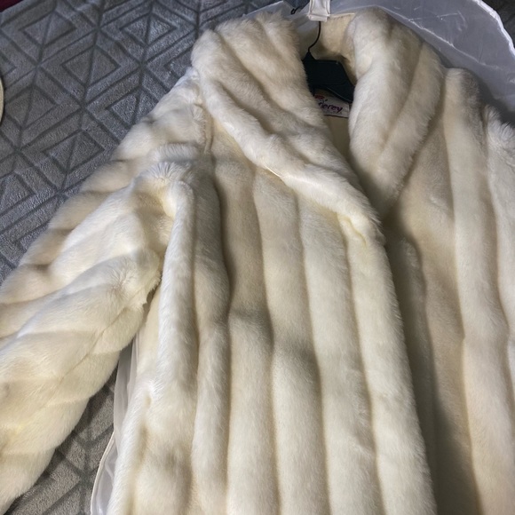 Monterey Fashions White Faux Fur. Vintage piece. - Picture 2 of 15